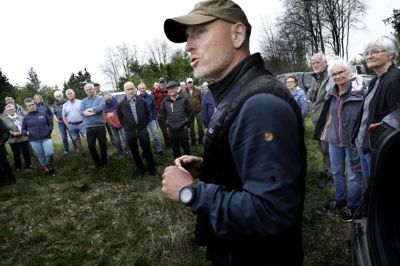 Jacob Skriver står i spidsen for arbejdet med at beskytte den sårbare natur på den 490 hektar store Ovstrup Hede. på vegne af Aage V. Jensens Naturfond. Foto: Henrik Ole Jensen