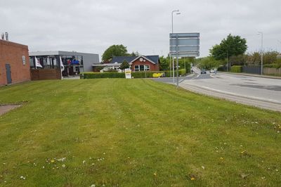 Ikast-Brande Kommune har købt en del af denne græsplæne mellem Stensbjerg Allé, Eli Christensens Vej og Vestergade i Ikast. Dermed kan kommunen realisere planen om at lave både fortov og cykelsti langs det sidste stykke af Stensbjerg Allé. Tidligere lå det i kortene, at alle bløde trafikanter måtte dele en fællessti, men det var ikke den mest trafiksikre løsning. Foto: Thomas Vang Nielsen