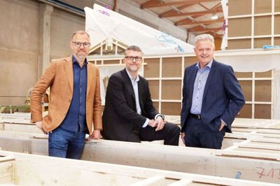 Thomas Raunsbæk (midten) er ny koncerndirektør i Nordic Wood Industries. Han bliver i ledelsen suppleret af Holger C. Hansen (t.v.) og Asbjørn Berge. Foto: PR-foto