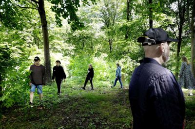 Stillegang i parken ved Ørbæklund. Her lægges der vægt på at bruge sanserne og snuse, lugte, lytte og se den natur, der omgiver os. Foto: Henrik Ole Jensen