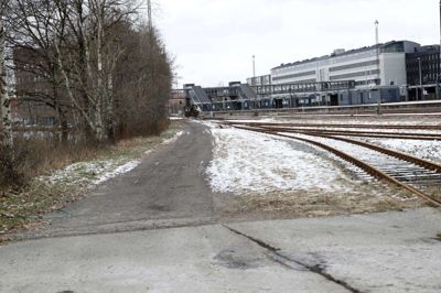 Herning Kommune ville lave et såkaldt skater trail fra banegården til Terminalen via en servicevej tæt på skinnerne, men Banedanmark har ikke været nemme at komme i dialog med. Nu opgiver kommunen at nå frem til en løsning og finder et andet sted til stien. Foto: Flemming Hansen