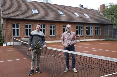 Jørgen Larsen får mere tid til at spille tennis, når han går på pension. Det bliver dog først ved årsskiftet, da han fortsætter som konsulent i firmaet. Ved første øjekast ligner det en almindelig grusbane, men det er en hybridbane, som Jørgen Larsen har i sin baghave hjemme i huset mellem Sandet og Sdr. Felding. Banen er en kombination af kunstgræs og en belægning af rødgrus. Banen dræner vandet mere effektivt og betyder, at man kan spille tennis på den også om vinteren. Hybridbaner er ikke så udbredt i Danmark, men potentialet er stort, siger Jørgen Larsen. Foto: Henrik OLe Jensen