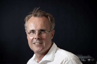 Dennis Harløv mistede synet fra den ene dag til den anden ved en nethindeløsning i 1999. Han satte sig fire vigtige mål for at komme videre i livet. - Det vigtigste for mig var at være en lige så god far for mine to piger, som før jeg blev blind. Pigerne har boet hos mig, og selv om det var en kæmpe udfordring, lykkedes det for mig at skabe et trygt og godt barndomshjem for dem. Det er min vigtigste sejr, siger han. Foto: Martin Ballund