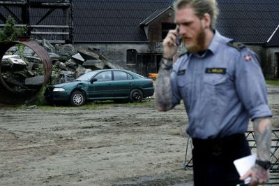 I den indledende fase af en opgave er Beredskabsstyrelsens HazMat-hold i kontakt med styrelsens kemiske beredskab i København. Er det nødvendigt med en ekspert på gerningsstedet, rykker kemikeren ud. Ellers er kemikeren til rådighed via telefon og computer. Foto: Henrik Ole Jensen