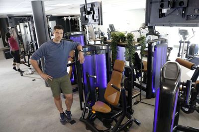 Medlemmerne af Glad Fitness i Sunds har i årevis kunnet benytte træningsfaciliteterne døgnet rundt på alle ugens syv dage. Det forhindrer coronaregler, som pålægger indehaver Esben Damgaard at kontrollere medlemmernes coronapas, når de ankommer. Det er dybt konkurrenceforvridende, mener han, da fitness i foreningslivet har fået mere lempelige regler. Foto: Henrik Ole Jensen