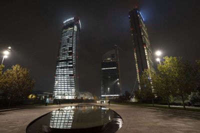 Fletco Carpets afsluttede i 2020 en af deres mest spektakulære ordrer. Her blev det sidste tårn i store finans- og forretningsområde CityLife i Milano færdigt. Det italienske tårn kaldes »Libeskind Tower«, da det er designet af den verdenskendte arkitekt Daniel Libeskind. Fletco Carpets har leveret 25.000 kvadratmeter fladvævede tæppefliser til den 175,5 meter høje, buede bygning. Foto: Adobe Stock