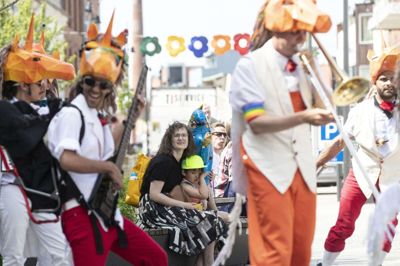 Teatertruppen Ikaros optrådte med musik, klovneri og dans i parade hele vejen fra Fermaten til Team Teatret. Foto: Tom Laursen
