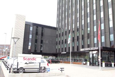 På en normal sommer er parkeringspladsen foran Hotel Scandic Regina fyldt med familiebiler med nordiske nummerplader. Foreløbig er grænserne lukket for feriegæster fra de nordiske lande, og det påvirker ordrebøgerne på hotellet. Foto: Christian Sjurman