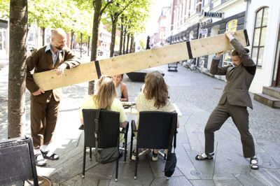 Kulturfest Herning har plads til den skæve kultur som disse to typer, der på underholdende vis prøver at få et meget stort bræt ned gennem gågaden. Foto: Tom Laursen