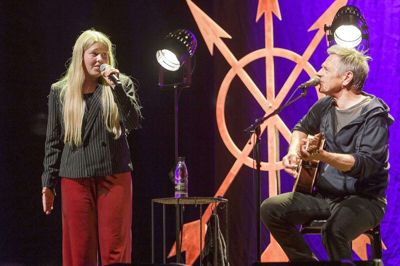 Året har blandt andet budt på optræden med Michael Falch. En af institutionerne i dansk pop/rock sang hun også duet med i »X Factor«-finalen. Foto: Steen Don