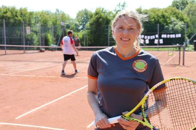 - Vi er på udkig efter nye medlemmer, der her efter corona- tiden har lyst til at spille tennis igen. Vi har god succes med padeltennis; det kniber mere med klassisk tennis, siger Pernille Hoy, der er formand for Videbæk Tennisklub. Foto: Jens Kristian Lynderup
