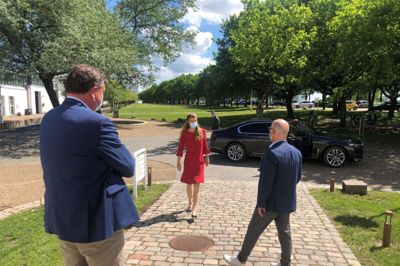 Ane Halsboe-Jørgensen (S) blev modtaget af blandt andre René Foli, uddannelsesdekan på VIA, og det lokalvalgte folketingsmedlem Mogens Jensen (S). Foto: Brian Kjær Andersen