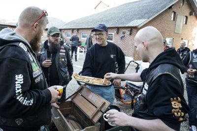 René Bisgaard i midten med kagefadet glæder sig over, at det for elvte gang kan lade sig gøre at samle knallertentusiaster fra hele Danmark til en dejlig dag, hvor 95 veterankørere tager turen rundt om Ringkøbing Fjord.