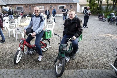Anton og Flemming Mastrup fra Fiskbæk glæder sig til at køre på knallert hele dagen og til grillfesten om aftenen, hvor der bliver snakket erfaringer med de gamle maskiner.