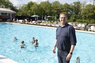 Ilskov Friluftsbadet i Ilskov slog fredag klokken 17 dørene op til en ny sæson. Og vejret var med de besøgende på førstedagen, kunne den nyansatte daglige leder, Dan Bækgaard, konstatere. Det var naturligvis flest børn, der var i poolen, mens mange forældre sad og hyggede. Lørdag fortsatte med flere end 130 besøgende. Friluftsbadet har åbent i weekenderne - og dagligt i hele sommerferien. Dan Bækgaard har forpagtet kiosk og cafe på stedet. Foto: Tom Laursen