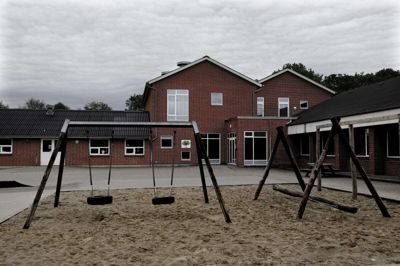 Klatretræets nye daginstitution stod færdigbygget i foråret 2018. Her tre år efter er der udfordringer med pladsen. Børnetallet i Kibæk er stigende, og fra Klatretræets side vil man gerne fortsætte med at aldersopdele, som man har gjort under pandemien, ligesom man også gerne vil fortsætte med at have gode lege- og læringsmiljøer. Men lederen frygter, at det ikke kan lade sig gøre, hvis man skal opfylde pladsgarantien. Foto: Henrik Ole Jensen