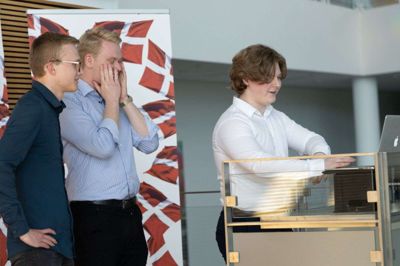 Øjeblikket i aftes, hvor det gik op for Christian Ørum (t.h.), Niklas Stokholm og Kevin Jensen (t.v.) at de er kåret som verdens bedste. Foto: Privatfoto