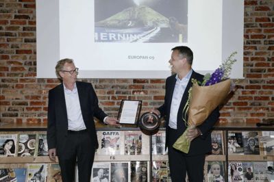 Lars Autrup, direktør for Arkitektforeningen, overrakte onsdag formiddag prisen som arkitekturborgmester 2021 til Lars Krarup. Foto: Henrik Ole Jensen