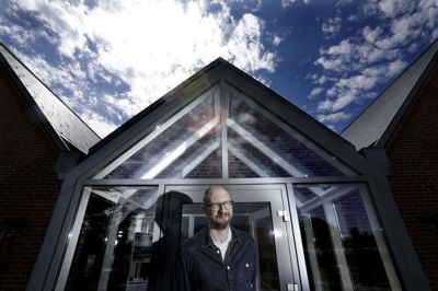 Efter at René Gade sidste år flyttede fra Aarhus til Bording, blev han hurtigt begejstret for at tage kameraet med ved gåture i naturområderne i og nær byen. Den 45-årige kunstner er nu klar med en fotoudstilling i Kirkehuset. Foto: Henrik Ole Jensen