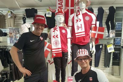 Carsten Kristensen (t.v.) og René Stender fra Sport 24 i Bredgade er EM-klar, og det er en del herningensere også. Salget af landsholdets officielle trøje går godt. Foto: Palle Heering Nielsen