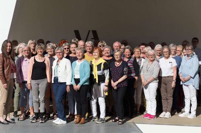 Gruppen af frivillige ved Vestjyllands Kunstpavillon i Videbæk var samlet forleden, i anledning af at museet åbner igen efter coronanedlukningen. Foto: Privatfoto