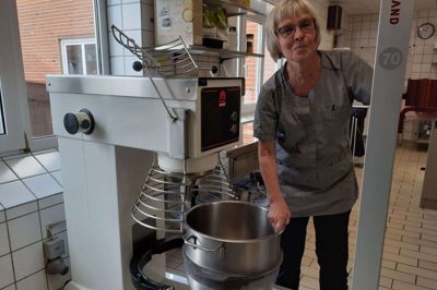 En simpel løftevogn med små fikse hjul og en plade, der bare kan løfte op og ned, var det, der reddede Gitte Larsens arbejdsdage. I dag er hun stort set fri for smerter i skulder og knæ. Foto: Jens Kristian Lynderup