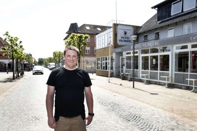 Skærmen kommer til at stå på pladsen ud for Hotel Vildbjerg. Her bliver vejen spærret af i begge ender, så man kan se fodbold uden at skulle være bekymret for biler. Foto: Tom Laursen