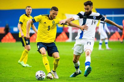 Tim Sparv (t.h.) fik en halvleg på banen, da Finland 29. maj tabte 0-2 på udebane mod Marcus Berg og Sverige. Det er de eneste kampminutter, den tidligere FCM-spiller har fået siden marts grundet en skade. Foto: Ritzau Scanpix