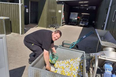 Det er denne kasse, der blev stjålet bolde fra for nylig, fortæller Thomas Jul Noesgaard Hansen. Foto: Tobias Tange Jepsen