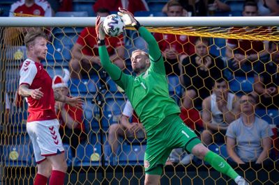 Anfører Simon Kjær (t.v.) og målmand Kasper Schmeichel bliver vitale brikker, hvis Danmark skal nå langt ved EM, spår eksperterne Jakob Poulsen og Francis Dickoh. De er nøglefigurer i en stærk defensiv og har en attitude og en udstråling, som holdet kan læne sig opad. Foto: Liselotte Sabroe/Ritzau Scanpix