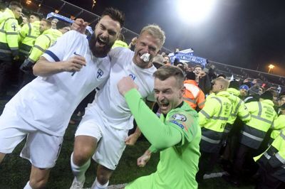 Sådan så det ud, da Finland kvalificerede sig til EM for første gang nogensinde. Tim Sparv (t.v.), der spillede for FCM fra 2014 til 2020, er holdets anfører, men han er blevet opereret i dette forår og har kun spillet én halvleg siden februar. Det var i en landskamp mod Sverige. I midten er det den tidligere Brøndby-forsvarer Paulus Arajuuri og til højre den stærke målmand Lukas Hradecky. Foto: Ritzau Scanpix