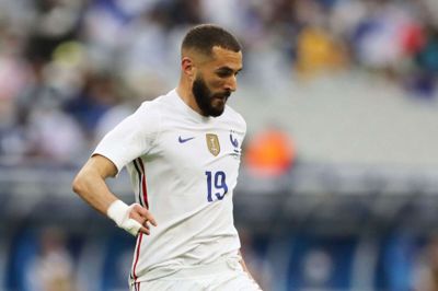 Karim Benzema er tilbage på det franske landshold efter seks års fravær. Real Madrid-angriberen blev udelukket fra landsholdet efter, at han i 2015 blev arresteret for at afpresse landsholdskollegaen Mathieu Valbuena, som Benzema var i besiddelse af kompromitterende seksuelt videomateriale med. Nu er Benzema tilbage, og han er Jakob Poulsens bud på en EM-topscorer. Foto: Ritzau Scanpix