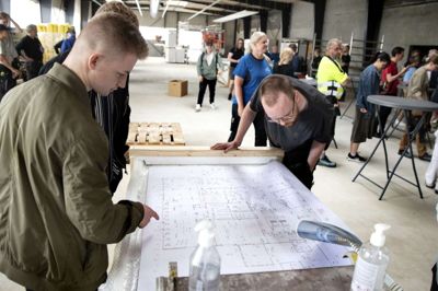 Godt 70 personer deltog i rejsegildet, og en stor del var de nuværende snedkerelever, som fik lejlighed til at nærstudere tegningerne af byggeriet - og efterfølgende få sig en pølse med brød. Foto: Tom Laursen