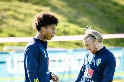 Jens-Lys Cajuste (t.v.) og Emil Forsberg ses her under en træning i Göteborg tidligere på ugen. I dag måtte Cajuste forlade træningen med en lettere forstuvet ankel. Foto: Ritzau Scanpix
