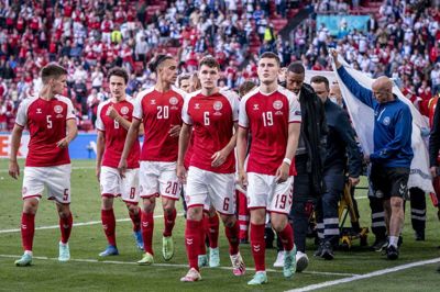 Ansigtsudtrykkene siger en del. De danske spillere forlader rystede banen, mens deres holdkammerat, Christian Eriksen, rulles ud på en båre og køres på Rigshospitalet. Uheldet skete fire minutter før pausen. Foto: Liselotte Sabroe/Ritzau Scanpix