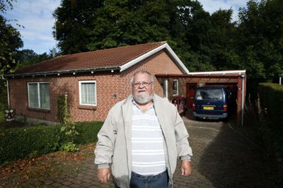 Kurt »Murer« Petersen døde i efteråret 2020. Han havde testamenteret hele sit jordiske gods - blandt andet huset på Skjernvej bag ham - til Arnborg Borgerforening. Nu arbejder landsbyen for at undgå at betale arveafgift af de omkring 600.000 kroner, byen har arvet. Foto: Flemming Hansen