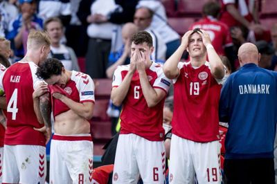 Udtrykket i spillernes ansigter siger det meste, mens Christian Eriksen bliver kørt fra banen. Foto: Liselotte Sabroe/Ritzau Scanpix