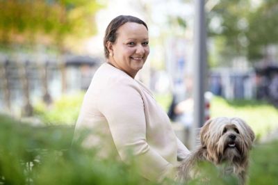 Natascha Joof blev første gang valgt i Herning Byråd som 20-årig. Efter 16 år som lokalpolitiker trak hun ved sidste valg stikket, men nu er hun klar igen til både byråds- og regionsrådsvalget i november. Onsdag 16. juni fylder hun 40 år. Foto: Tom Laursen