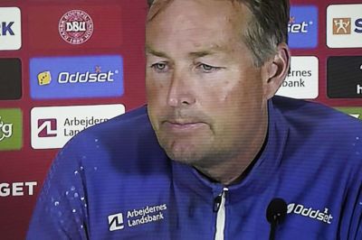 Kasper Hjulmand var tydeligt påvirket på søndagens pressemøde efter lørdagens kamp mod Finland, hvor Christian Eriksen faldt om med hjertestop. Foto: Mads Claus Rasmussen/Ritzau Scanpix