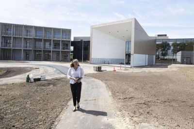 Byggeriet af Brændgårdskolens talentafdeling i Holing skrider planmæssigt frem, og i næste uge er der nøgleoverdragelse. Så bliver det alvor for skoleleder Dorte Lorentzen og kompagni. Foto: Tom Laursen