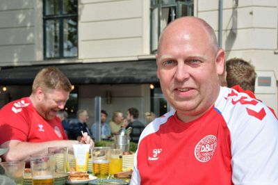 Arne Stampe var selvfølgelig med til åbningskampen til EM i lørdags, men han er ked af udfaldet både sportligt og menneskeligt. Lørdag aften synes han, det var helt forkert, at de skulle spille videre. Søndag synes han, at det var den helt rigtige beslutning. Foto: LArs Egelund