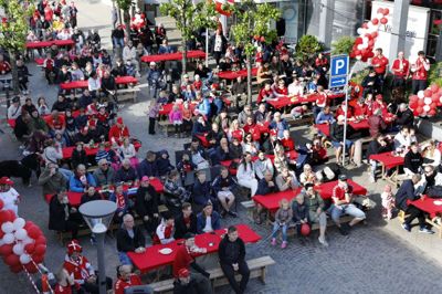 Der var rødt og hvidt i Bredgade i Vildbjerg, da der blev dækket op med EM-stemning. Foto: Henrik Ole Jensen