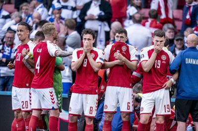 De danske spillere var tydeligt rystede, da de dannede en ring om Christian Eriksen. Foto: Liselotte Sabroe/Ritzau Scanpix