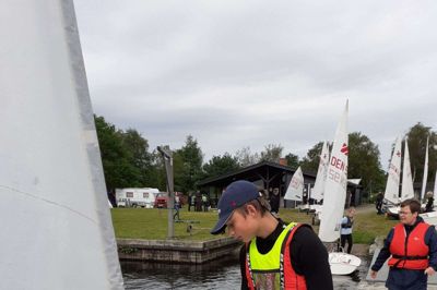 Det er fire år siden, Kamilla Lauridsen på bådebroen, foreslog sin søn Magnus at tage til åbent hus hos Sunds Sejlklub. I dag er der et års ventetid på at komme på klubbens sejlerskole. Foto: Jesper Wind