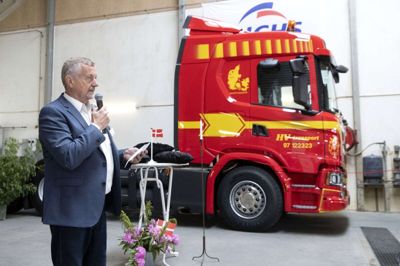 Herning-vognmanden Poul Jørgensen har investeret i en ny lastbil, der kører på biogas. Foto: Tom Laursen