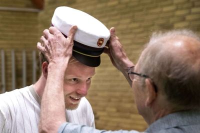 Bedstefar Svend Aage Andreasen er selv uddannet elektriker, og han fik lov at sætte huen på Frederik Andreasen. Foto: Tom Laursen