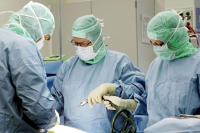 Sygeplejerskernes strejke rammer fra på mandag planlagte operationer i Hospitalsenheden Vest inden for ortopædkirurgi og øre-næse-hals. Begge specialer har til huse i Holstebro. Regionshospitalet Herning går næsten fri - bortset fra 10 flyttekoordinatorer, der også er udtaget til strejke. Foto: Scanpix/Erik Refner