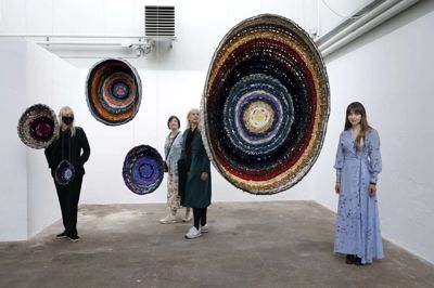 Eksempler på kunstneren Muriel Gallardo Weinstens værker (kunstneren ses længst til højre i fotoet). Foto: Henrik Ole Jensen