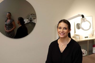 - Vi har talt meget om det, og nu er vi begge klar, siger Stine Dahl Niebuhr, indehaver af Stines Hudpleje, der har overtaget Silkeborg Kosmetolog Skole efter kollega og veninde Carina Kristiansen. Foto: Peter Bruvik-Hansen