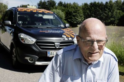 Efter fem år og 656.000 kilometer er der udsigt til, at Tommy Nielsen og Brian Christensens Dacia Lodgy kan gå på pension - eller i hvert fald gå ned i timetal. Den bliver 1. august erstattet af en ny af samme mærke. Foto: Henrik Ole Jensen